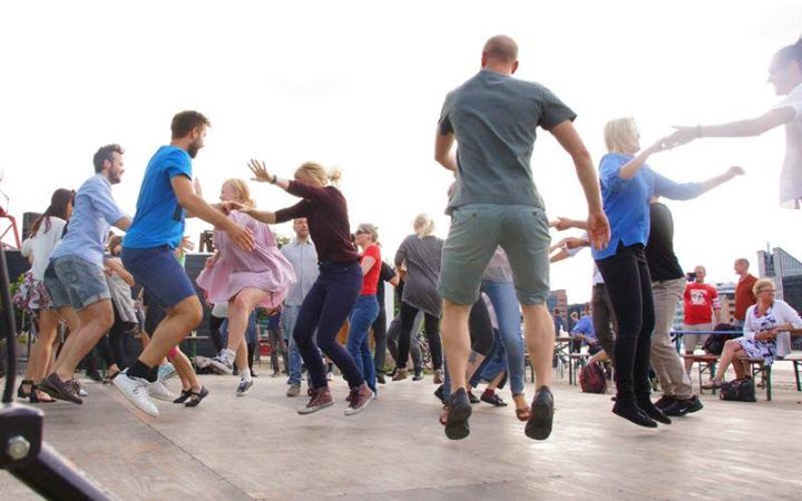 Dancing at Bryggen harbour / Swing Dans på Bryggen – SwingShoes