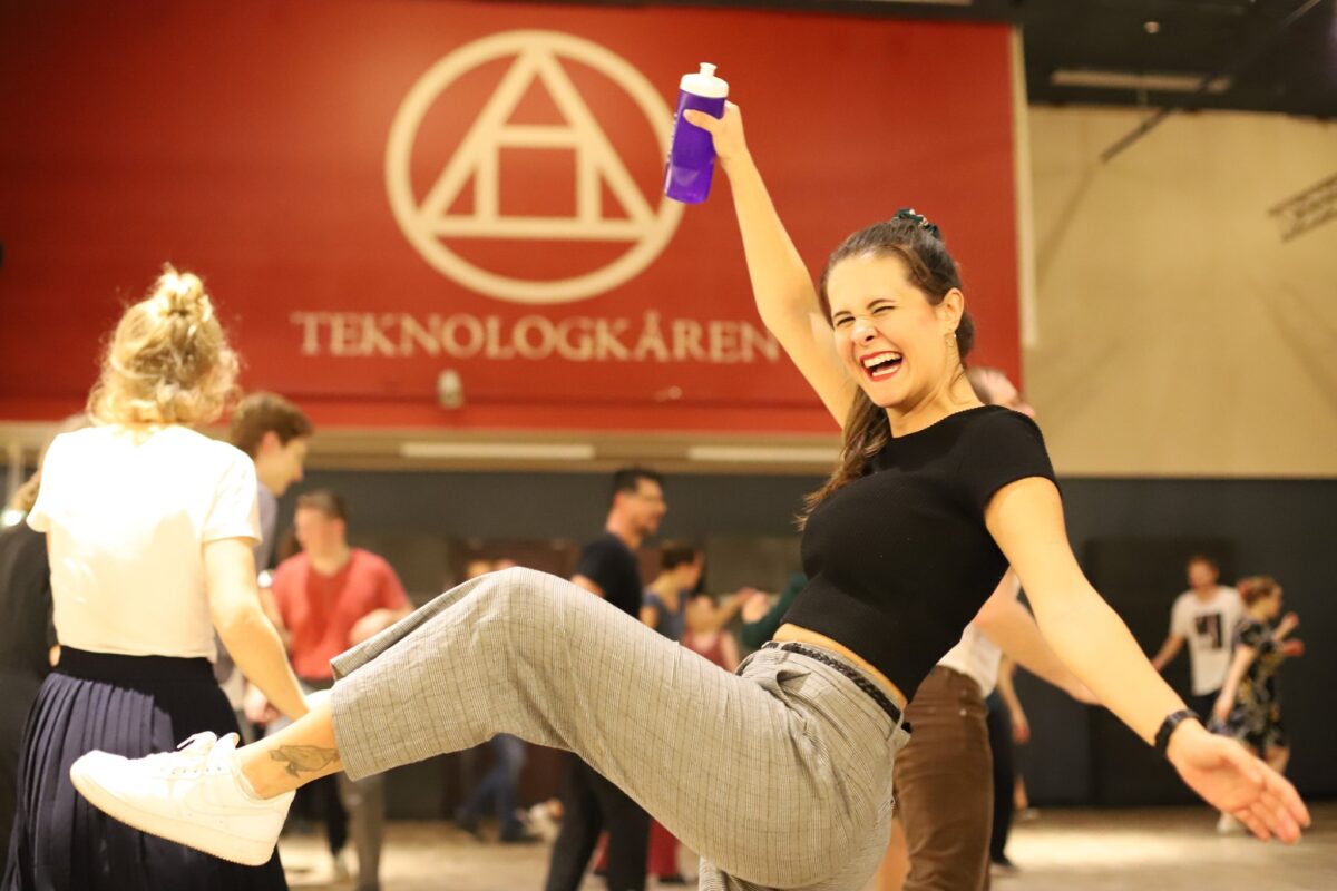 Monday Night Swing + Beginners Lindy Hop Class 30/1