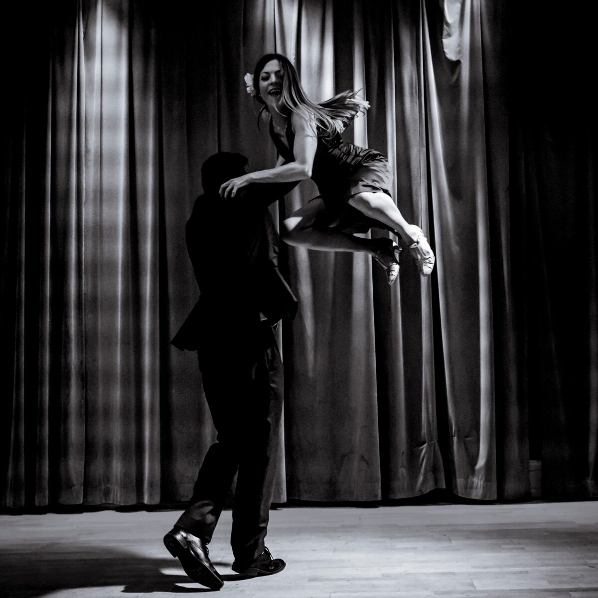 Lindy Hop Aerials, Beginners Workshop with LinaMaria and Mattias!