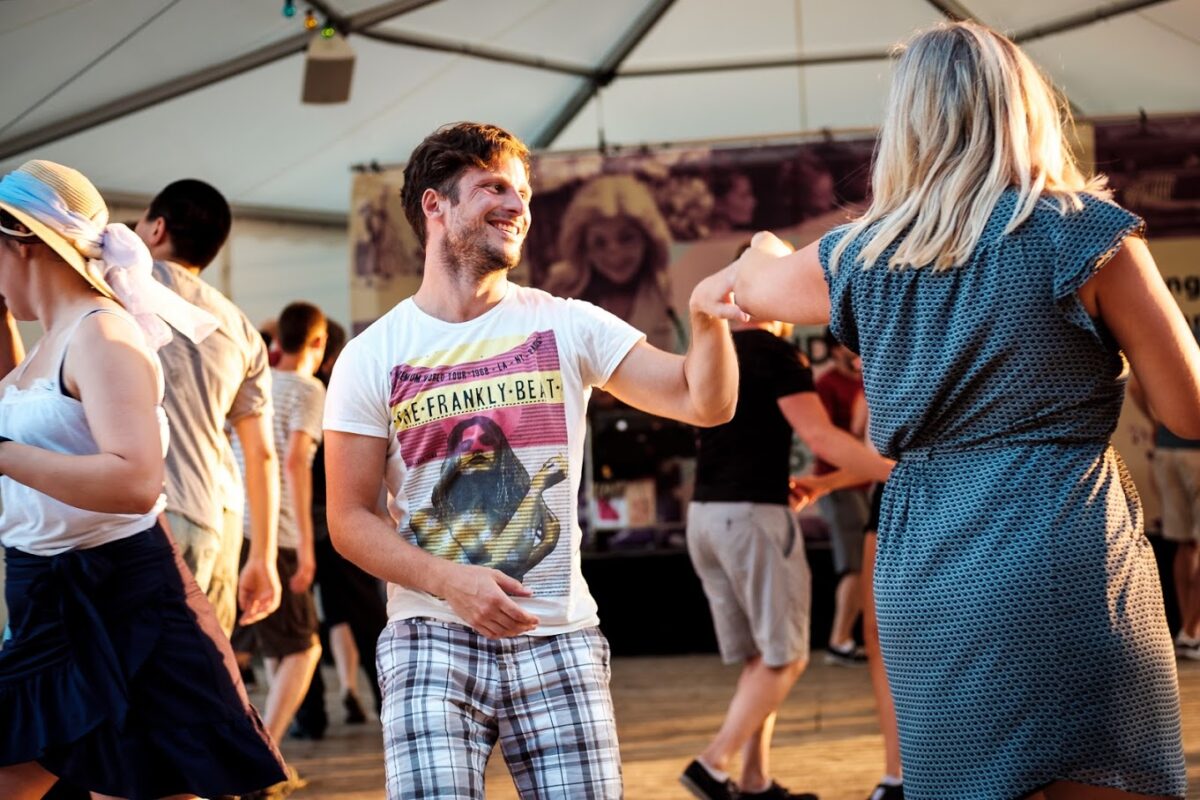 Swing in the park |  Lindy Hop |  Social dance 24/7