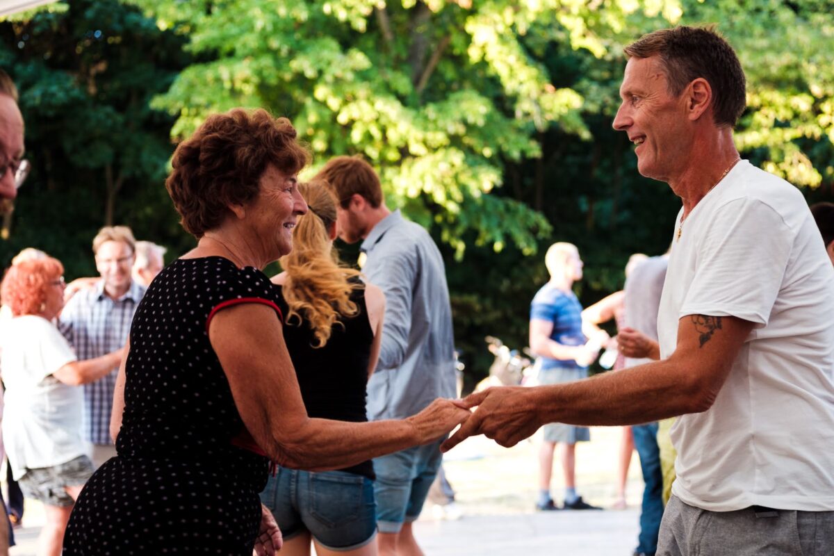 Swing in the park |  Lindy Hop | Beginners drop-in class |  Social dance |  Lund 9/7